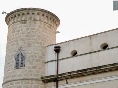 La prima di esse, pi� alta, presenta delle finestrelle ad arco sovrastate da ornamenti vegetali...